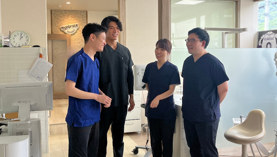 歯科医師　スタッフ　笑顔