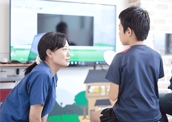 子どもとコミュニケーションする歯科医師