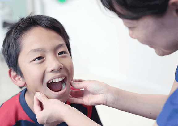 子どもの歯をみる歯科医師