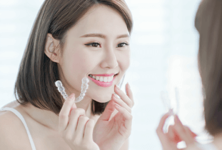 口元をみる女性