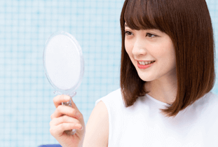 鏡をみる女性