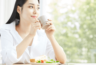 ランチタイムの女性