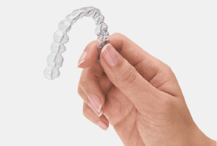 マウスピースを持つ手