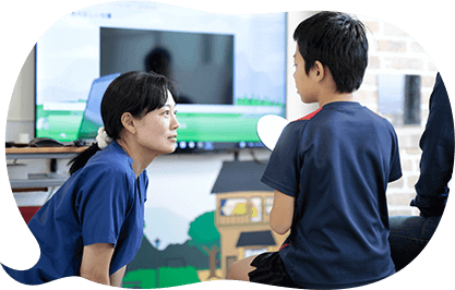 子どもと話す歯科医師