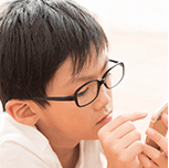 メガネをかけた子ども